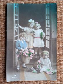 Postais: GRUPO DE NIÑOS CON FLORES